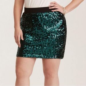 Torrid Size 1 (1X or 14-16) Emerald Green Sequin Pull-On Stretchy Mini Skirt